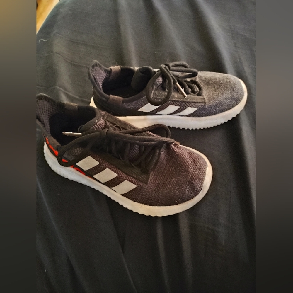 Adidas Kids Cloud Foam Sneakers Used 1 yr in an Indoor PE Size 3 Slip On Style
